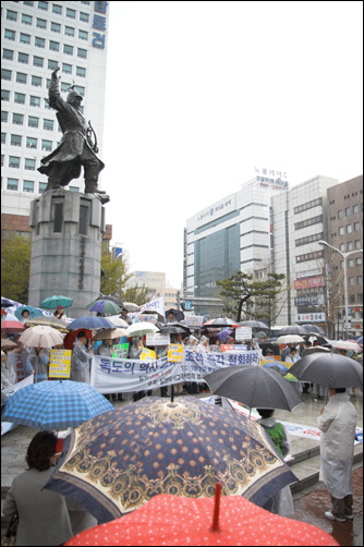 집회가 열린 부산 일본영사관 근처의 정발장군 동상 앞 광장. 